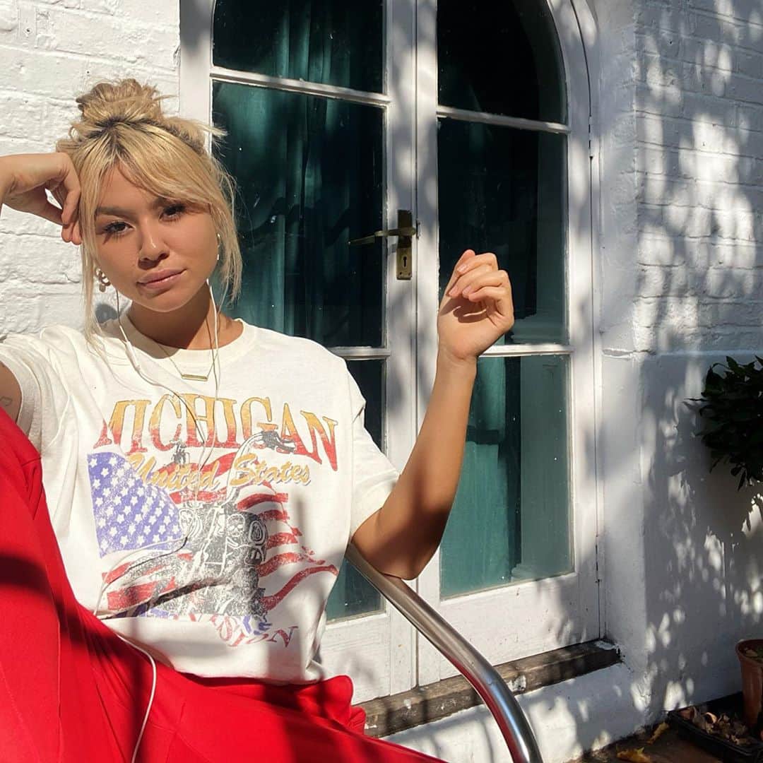 Mali-Koa Hoodのインスタグラム：「An obligatory post about this “Indian Summer” we’re having here in the UK. Long may it last. Also waking up to the sun and listening to Revolution, it’s as though everything is as it should be for 4 minutes and 2 seconds. More renewed spirit and energy this week. I wish you the same and thanks for all the support x」