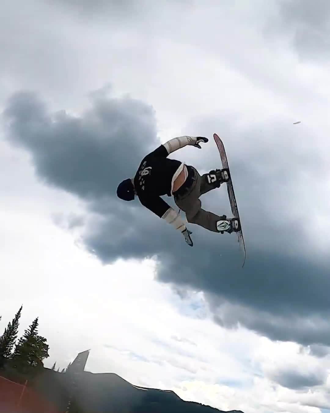 のインスタグラム：「@mennybilam made these grabs look butter smooth   📹: @chadotterstrom #snow #snowboarding #redbull #givesyouwings」