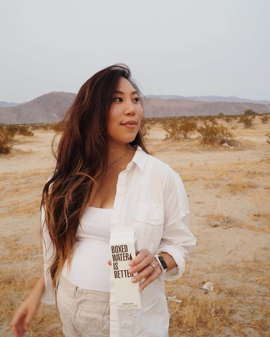 のインスタグラム：「We've teamed up with some of our favorite sustainable brands to donate more than $10,000 to @OceanBlueProject to clean our rivers, lakes, and oceans. How are you getting involved this #CoastalCleanupMonth? 🌊  Use the link in our bio to show your support! And while you’re there, make sure to enter to win ☝️ of our 25 clean up kits which will include a Boxed Water subscription, @ChicoBag reusable snack bags, produce bags, and To-Go Ware bamboo utensils, @TOMS’ earthwise™️ eyewear rooted in earth-friendly materials, @Nécessaire’s The Body Essentials and climate-neutral Hand Cream, @LiquidIV’s Lemon Lime Hydration Multiplier pouches, and @ToadandCoClothing’s 100% organic cotton graphic tees.」