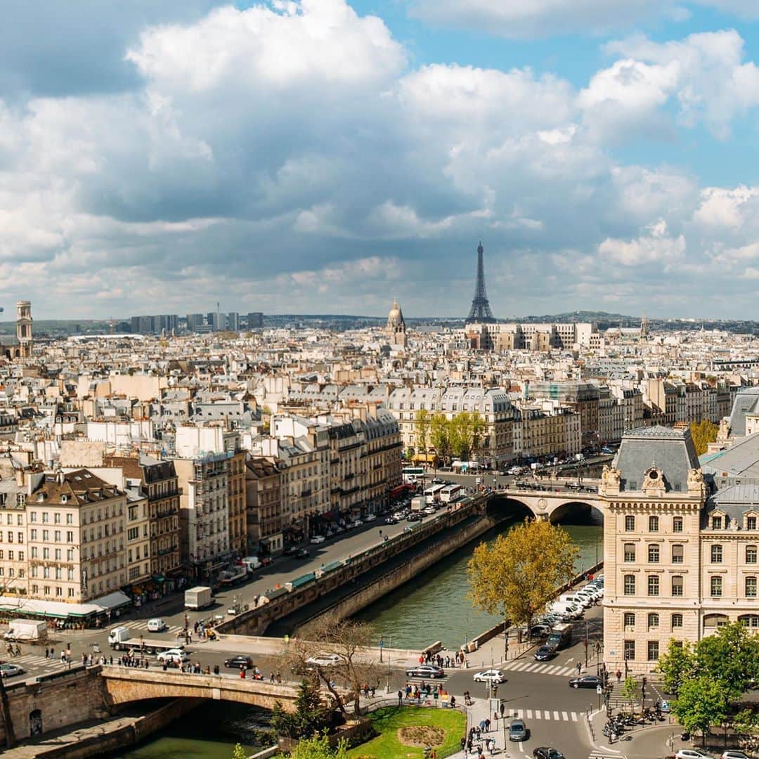オールバーブラウンのインスタグラム：「Read all about what the City of Lights has to offer with our guide to Paris's hidden gems...you won't find these experiences in any guidebook. We also promise not to boast (too much) about our two new stores in the city. 😌🗼 Read via our link in our bio. ⤴️ #OBsAroundTheWorld #OrlebarBrown #DoseOfSun」