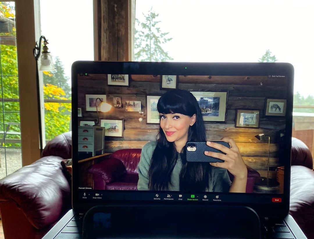 ハンナ・シモンのインスタグラム：「I ran away over the hills and far away deep into the woods and yet still somehow.... zoom. HOW DO I LET THIS APP KNOW THAT I’M JUST NOT THAT INTO HER GIRL BYE I’M DATING TREES AND BIRDS AND FRESH AIR NOW MOVE ON IT’S EMBARRASSING FOR REAL. #phewwhatastalker 🐦🌲⛅️💕🙅🏽‍♀️💻」