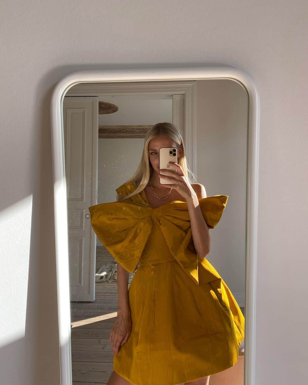 レオニー・ハンネさんのインスタグラム写真 - (レオニー・ハンネInstagram)「Mirror pics in my empty apartment- Which look is your fav? 🦋 PS: Still looking for an epic mirror! Let me know your recommendations! In the meanwhile this 39,95 € mirror will do! 🤗」9月21日 5時11分 - leoniehanne