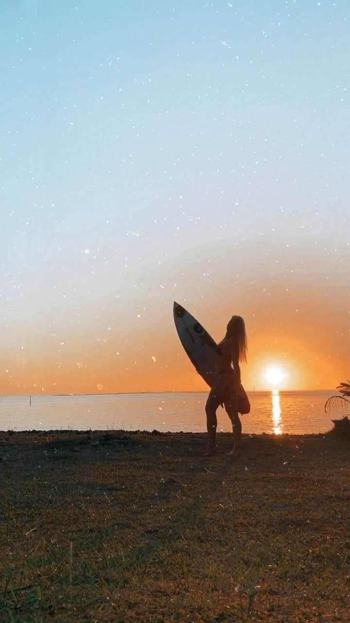タティアナ・ウェストン・ウェブのインスタグラム：「surfer girl vibes ✨🥰💫 @bodyglovegirl」