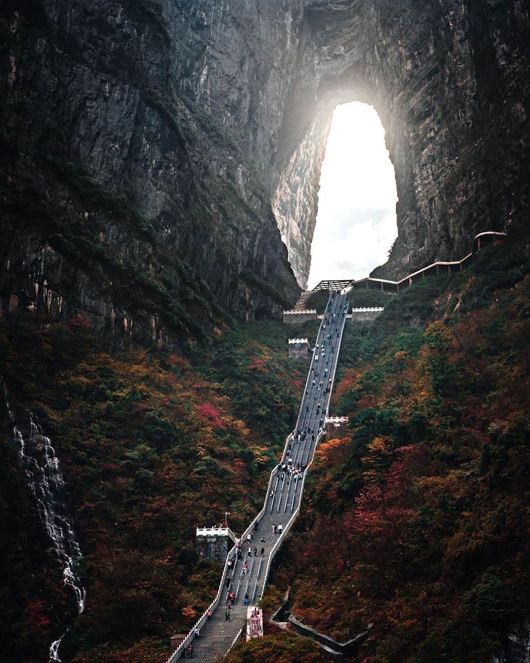 Canon Photographyさんのインスタグラム写真 - (Canon PhotographyInstagram)「Heaven’s Gate. Photography // @rkrkrk Curated by @steffeneisenacher  #zhangjiajie #china #architecturephotography #landscapephotography  #autumn」9月21日 5時30分 - cpcollectives