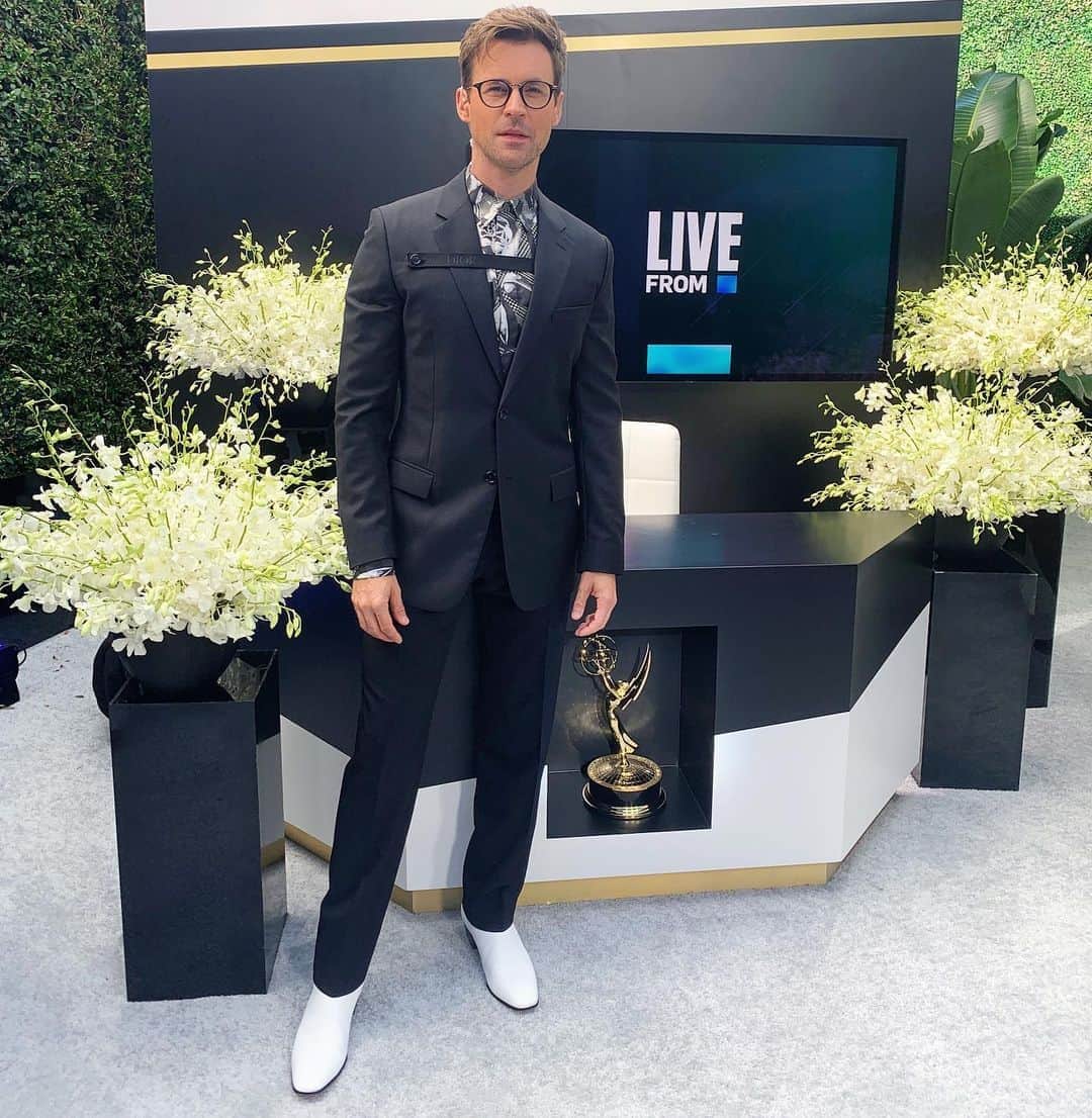 ブラッド・ゴレスキーのインスタグラム：「Suited and booted! Feels good to be dressed up and counting down to the #emmys! Look #1 by @dior and @louboutinworld boots! Be sure to tune into E! starting at 1:30pm PT.  Grooming by @sachaquarles #eredcarpet」
