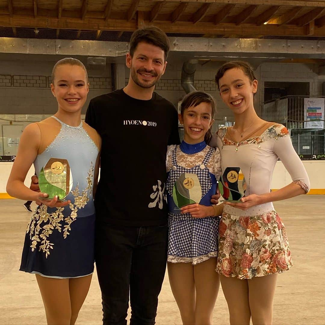 ステファン・ランビエールのインスタグラム：「Such a pleasure to feel the adrenaline of competition again! Congratulations to all skaters and coaches of #TeamChampéry for the great performances at the Dreitannen-Cup 2020! 🥇🥈🥈🥉」