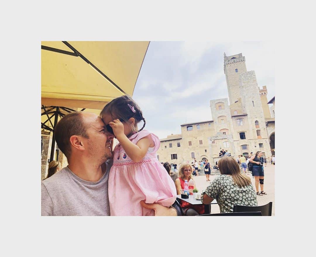 のインスタグラム：「Exploring San Gimignano 💛 . . . #sangimignano #italy #tuscany #travel #family #daughters #sisters #love #family #happiness」