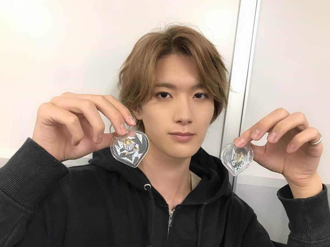 M!LKオフィシャルInstagramのインスタグラム：「『HOME』LINE MUSICスペシャルプレゼントキャンペーン🎁  皆さま、連休いかがお過ごしでしょうか🍁  LINE MUSICのプレゼントキャンペーンは、まだまだ10/2 23:59まで行っています🏃‍♂️💨  AコースとBコースはメンバーがHAND MADE(手作り)したデコキーホルダーをプレゼント🧸🎈  まだまだご参加、お待ちしています😎  いっぱい『HOME』聴いてください🏠✨  https://sd-milk.com/news/2987」