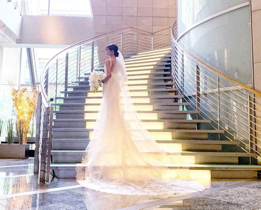 のインスタグラム：「明日はグランドハイアット東京で行われるブライダルフェアで、14時から　@grandhyatttokyo_wedding  アカウントでインスタライブに卒花としてちょこっとお邪魔させて頂きます♡﻿ ﻿ ﻿ ﻿ ﻿ 久々にプランナーさんとも会えるし、ブライダルフェアは卒花してても楽しみ！！﻿ ﻿ ﻿ ﻿ ﻿ ﻿ やっぱり一生に一度のことなので、後悔したくないし納得のいくまで色々探して、私はグランドハイアットにして良かったと本当に思います🥳﻿ ﻿ ﻿ プレ花嫁さんも卒花さんも良かったらチェックしてください♡﻿ ﻿ ﻿ ﻿ ﻿ ﻿ #grandhyatttokyo#wedding#グランドハイアット東京#グラハイ#グラハイ花嫁#グラハイ卒花#プレ花嫁#卒花#ウェディングドレス#ウェディングフォト#ブライダルフェア#プロノビアス#pronovias#光の階段」