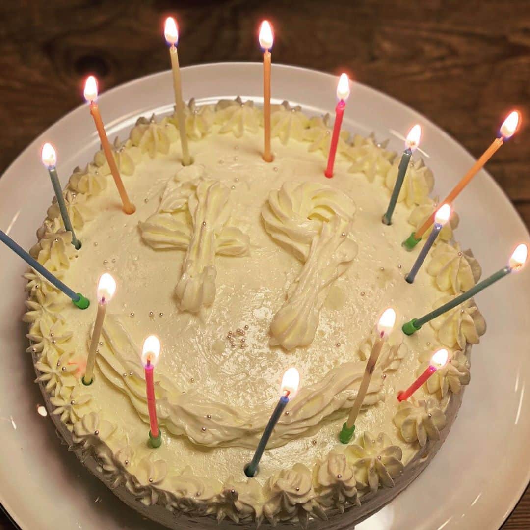 サルボ恭子さんのインスタグラム写真 - (サルボ恭子Instagram)「私ごとながら、﻿ ﻿ 昨日は私の誕生日でした。﻿ 外食後に帰宅すると﻿ 手作りの誕生日ケーキを持って﻿ 長女、長男、その彼女と﻿ 大事な友が現れました。﻿ 我が家は私以外﻿ ホイップクリームが苦手なゆえ、﻿ 杏ジャムをはさんだスポンジに バタークリームで仕上げたケーキを﻿ 皆で集まり、﻿ 作ってくれたそうです。﻿ ﻿ たいへん有難く﻿ 美味しくいただき、﻿ ﻿ 49歳になりました。﻿ ﻿ ﻿ Yesterday was my birthday.﻿ After eating out they appeared﻿ with the birthday cake that ﻿ they made themselves for me.﻿ It was a genoese with ﻿ apricot jam and finished ﻿ with butter cream.﻿  ﻿ Thank you my dauther, my son,﻿ his girlfriend, my friends ﻿ and serge.﻿ It was very tasty ﻿ and I was glade...﻿ ﻿ I'm 49 years old.﻿ ﻿ ﻿ Hier était mon anniversaire.﻿ Après avoir mangé, ﻿ ils sont apparus avec ﻿ le gâteau d'anniversaire ﻿ qu'ils ont fait eux-mêmes ﻿ pour moi.﻿ C'était un génois avec ﻿ de la confiture d'abricot et ﻿ fini avec de la crème au beurre.﻿  ﻿ Merci ma fille, mon fils,﻿ sa copine, mes amis et serge.﻿ C'était très bon et ﻿ j'étais contente...﻿ ﻿  J'ai 49 ans.﻿ ﻿ ﻿ #ありがたや#誕生日#mybirthday#monaniversaire #サルボ家#サルボ恭子#kyokosalbot」9月21日 16時26分 - kyokosalbot
