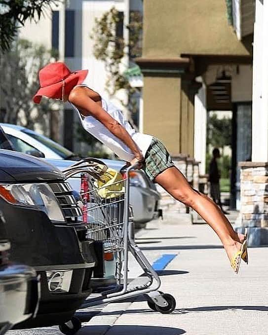 シャーニ・ヴィンソンさんのインスタグラム写真 - (シャーニ・ヴィンソンInstagram)「Heading into a new week like.. 🛒  #plankingchallenge #mondaymadness #shopping #supermarket #outing #workout #plank #fitnessgoals」9月21日 16時30分 - sharnivinson