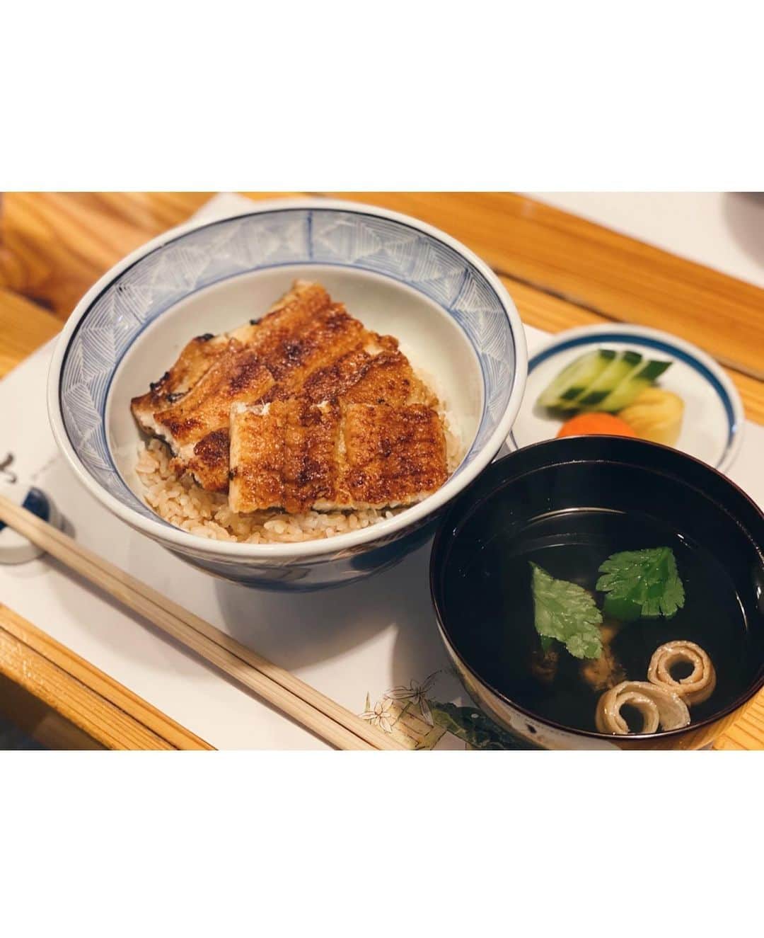 cocovanilla_chiakiさんのインスタグラム写真 - (cocovanilla_chiakiInstagram)「福岡に帰省なうなんです✈️ 美味しいものを食べる旅ー🤤🍚 本当は吉塚うなぎに行こうと思ったけど、安定の激混みだったので、薬院のうなぎ処 山道に行ってみました‼︎ 上品な味付けで美味しいし、私の大好きなひつまぶしがあった😍 ひつまぶしの出汁は結構しっかり目の味付けで美味しかったー♥ 福岡のランチはどこも予約できないのでお店見つけるの大変😬 #福岡飯 #おすすめ #山道 #うなぎ #コーディネート #MIRROR9」9月21日 16時31分 - coco_mirror9