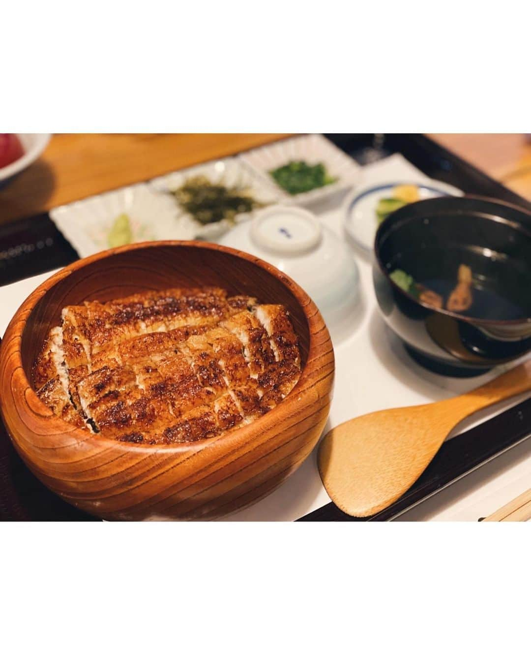 cocovanilla_chiakiさんのインスタグラム写真 - (cocovanilla_chiakiInstagram)「福岡に帰省なうなんです✈️ 美味しいものを食べる旅ー🤤🍚 本当は吉塚うなぎに行こうと思ったけど、安定の激混みだったので、薬院のうなぎ処 山道に行ってみました‼︎ 上品な味付けで美味しいし、私の大好きなひつまぶしがあった😍 ひつまぶしの出汁は結構しっかり目の味付けで美味しかったー♥ 福岡のランチはどこも予約できないのでお店見つけるの大変😬 #福岡飯 #おすすめ #山道 #うなぎ #コーディネート #MIRROR9」9月21日 16時31分 - coco_mirror9