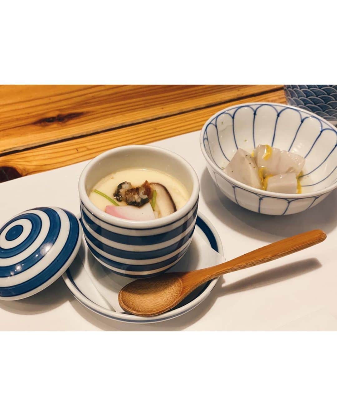 cocovanilla_chiakiさんのインスタグラム写真 - (cocovanilla_chiakiInstagram)「福岡に帰省なうなんです✈️ 美味しいものを食べる旅ー🤤🍚 本当は吉塚うなぎに行こうと思ったけど、安定の激混みだったので、薬院のうなぎ処 山道に行ってみました‼︎ 上品な味付けで美味しいし、私の大好きなひつまぶしがあった😍 ひつまぶしの出汁は結構しっかり目の味付けで美味しかったー♥ 福岡のランチはどこも予約できないのでお店見つけるの大変😬 #福岡飯 #おすすめ #山道 #うなぎ #コーディネート #MIRROR9」9月21日 16時31分 - coco_mirror9