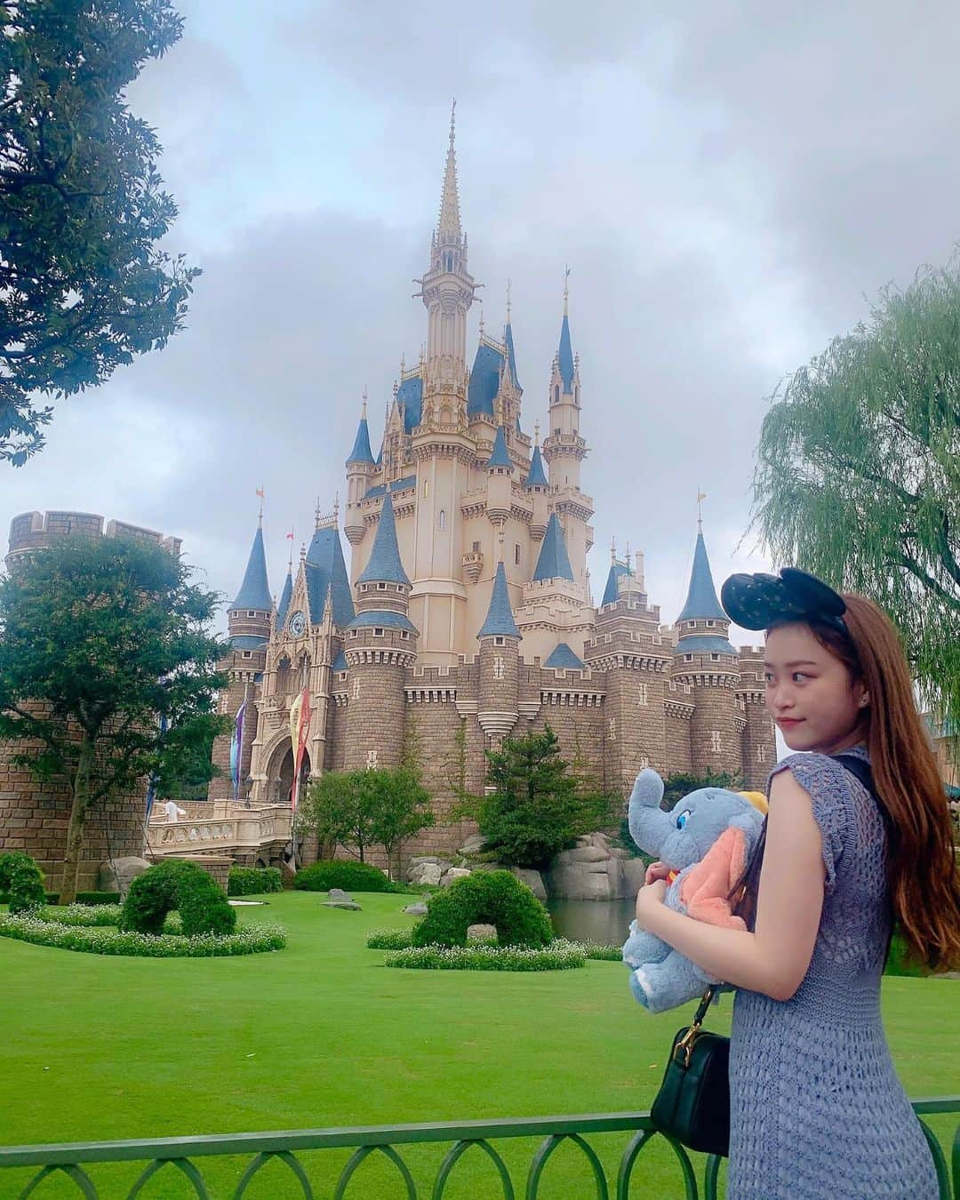 新沼希空さんのインスタグラム写真 - (新沼希空Instagram)「🏰 ・ ・ 先日、秋山眞緒ちゃんと Disneyに行ってきたよ✨ ちょっと曇ってるけど、、笑 いい感じに写真撮れた〜💎👸🏼👡💕 ・ ・ (写真の時だけマスク外してます) ・ ・ #つばきファクトリー#tsubaki_factory#ハロプロ#新沼希空#ディズニー #ディズニーランド #ディズニーコーデ #シンデレラ城 #ダンボ #ぬいぐるみ #いいね#コメント#待ってます」9月21日 14時59分 - kisora_niinuma.official