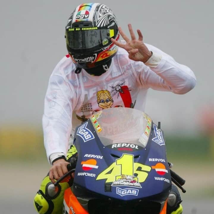 MotoGPさんのインスタグラム写真 - (MotoGPInstagram)「#OnThisDay at the 2002 Rio GP, @ValeYellow46 took the victory to conquer his first #MotoGP World title, his second in the premier class and fourth in total! 🤩🏆 #MotoGP #VR46 #ValentinoRossi #Rossi #Motorcycle #Racing #Motorsport」9月21日 15時00分 - motogp