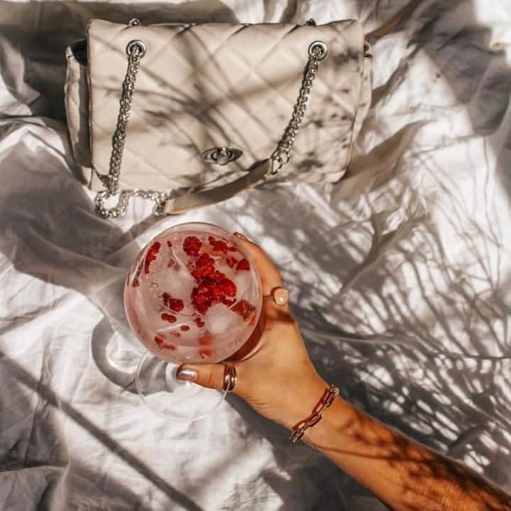 アクセサライズのインスタグラム：「Monday mood: take your quilt with you, in bag form 🌹  📷: @hxrrietday   Tap the link in our bio to shop  #Accessorize #Accessorizer」