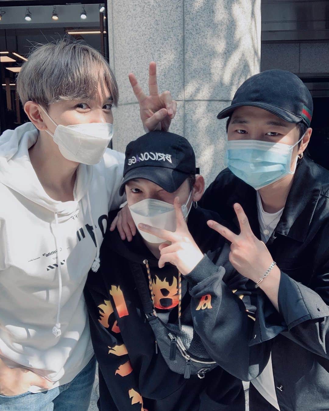 ジョンギュンのインスタグラム：「ZuK의 시그마 일본 데뷔 앨범 믹스 후 마스터링. 응원 와준 의진이.  이렇게 셋 조합 샷은 처음이네요 #forwave  더불어 @official_sigma_ 화이팅」