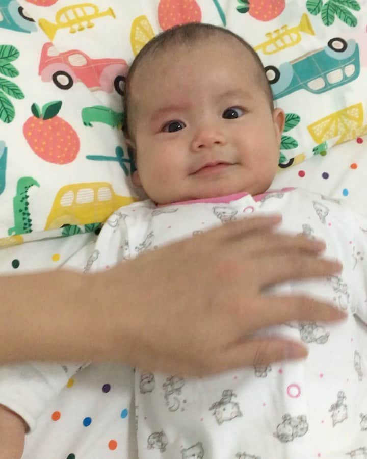 アキラ・コンチネンタル・フィーバーのインスタグラム：「パパのオリジナルソング『うれしいな』 Bayi menertawakan lagu ayah #Laughingbaby #ベビフル  #ベビフルムービー   #bayilucu  #baby #あかちゃんのいる生活  #funny  #lagu #song #あかちゃん」
