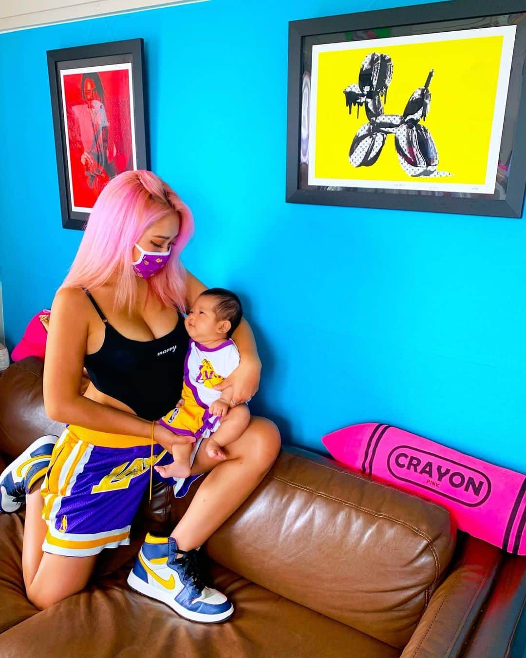 miniさんのインスタグラム写真 - (miniInstagram)「🏀💜💛👶🏽 LAKERS GiRLs👩🏼💛💜 小学校の頃、パパの影響で👨🏽‍🦱LAKERSのバスケタンクワンピにして着て、ちっこいスニーカーのキーホルダー持ってたなぁ🙌🏾💛💜 今と何一つ変わってないか😛w オフィシャルが出してるLAKERS MASK😷💜💛 可愛すぎる‼️ @kenjiimao Thank U🙏🏾✨✨ #nbastorejp #NBA #nbastore #LAKERS #lakersgirl #ootd #mask #lakersmask #babyootd #mimilbreak #lakersbaby #生後2ヶ月 #ベビー #リンクコーデminilbreak」9月21日 15時14分 - mini.stagram