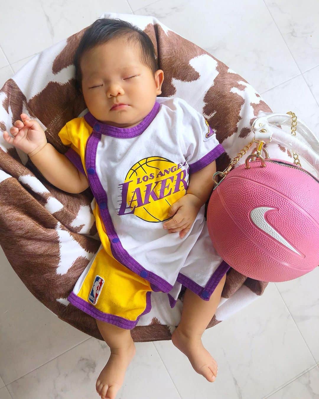 miniさんのインスタグラム写真 - (miniInstagram)「🏀💜💛👶🏽 LAKERS GiRLs👩🏼💛💜 小学校の頃、パパの影響で👨🏽‍🦱LAKERSのバスケタンクワンピにして着て、ちっこいスニーカーのキーホルダー持ってたなぁ🙌🏾💛💜 今と何一つ変わってないか😛w オフィシャルが出してるLAKERS MASK😷💜💛 可愛すぎる‼️ @kenjiimao Thank U🙏🏾✨✨ #nbastorejp #NBA #nbastore #LAKERS #lakersgirl #ootd #mask #lakersmask #babyootd #mimilbreak #lakersbaby #生後2ヶ月 #ベビー #リンクコーデminilbreak」9月21日 15時14分 - mini.stagram