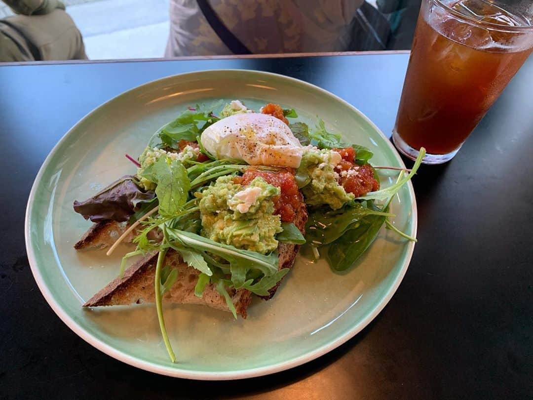 小池ジョアンナのインスタグラム：「Soooo yummy🤦‍♀️💕  #NorwegianWaffle #cafe #fuglen #coldbrew」