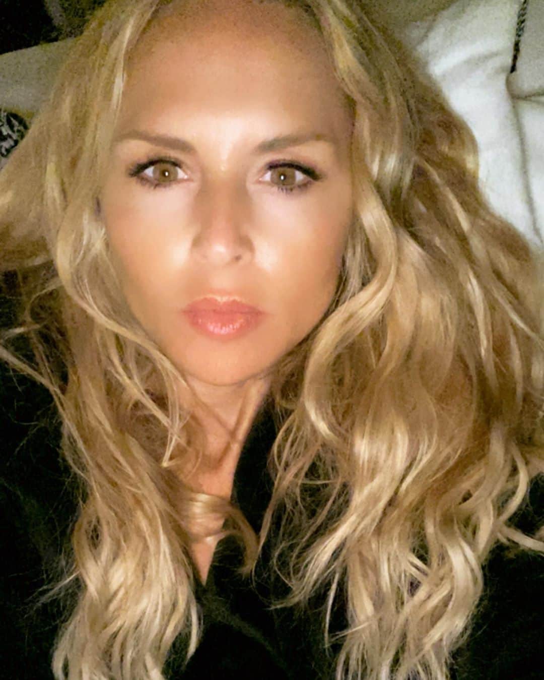 レイチェル・ゾーのインスタグラム：「OK so I took this #selfie in the dark after my kids fell asleep on me at 10:30 (new bedtime since quarantine) to just say I’m not ready for #Monday yet and I’m really tired 😴...anyone else?? #worklife #momlife juggle is so real but staying #grateful always ❤️ XoRZ」