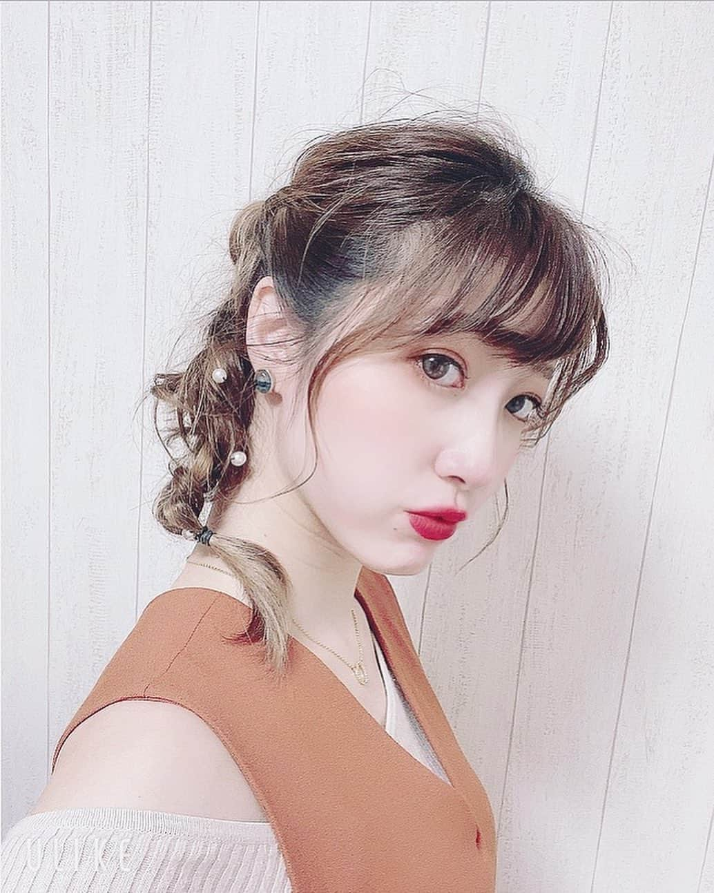 Rey（レイ）のインスタグラム：「ヘアアレンジしてもらったときの👱‍♀️ こんなん自分でできたら最強💛 髪の毛セットしてもらうとテンション上がります。 . . 普段のヘアアレンジにも 浴衣にも🙆‍♀️ #ヘアアレンジ  #ヘアスタイル #三つ編みアレンジ  #編み込みアレンジ  #ヘアセット  #浴衣ヘア  #浴衣ヘアアレンジ」