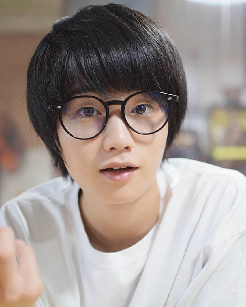 外山将平のインスタグラム：「シルバーウィーク3日目 皆さん今日の夜ご飯は何にしますか？^_^ #こんにちは  photo by:key  #photooftheday#camera#portrait#model#外山将平#役者#俳優#今日の外山#ootd#Nikon#肌#美肌#一重 #写真#撮影#カメラ#ポートレート#ファインダー越しの私の世界#カメラ好きな人と繋がりたい#筋トレ#作品撮り#黒髪#メガネ男子#秋#空#自然#followｍe#カフェ休憩#お腹空いた」