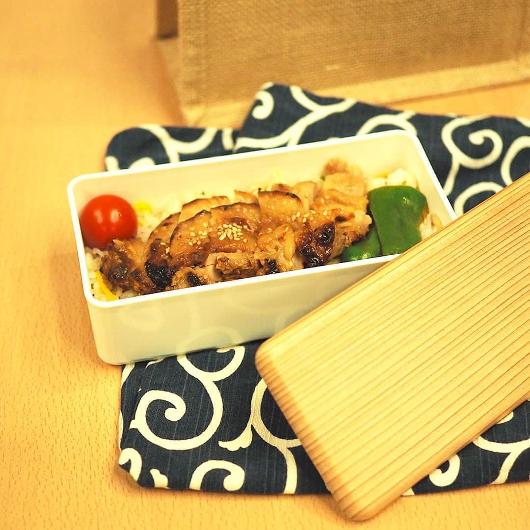 のインスタグラム：「こんにちは。 今回もワンズテラススタッフの「今日のお弁当」。スタッフが作るお弁当のポイントやこだわり、おすすめアイテムなどをご紹介します！  ＜第3回目＞ テーブルウェア＆食品のMD担当　Sさん  ■こだわり・ポイント 「毎日お弁当を作っているので飽きないよう、毎日メニューを変えています。フタを開けた時から食べ終わる時まで、気分があがるよう色合いと配置のバランスには気をつけています。おかずは冷めても美味しいように、ちょっと濃いめの味つけにするのがポイントです。お弁当のために前日の晩御飯を決める日も多々あり(笑)。最近は、筋トレにはまっているのでパワーサラダランチが気になっているので、挑戦してみたいです」  ■おすすめアイテム 「お弁当箱はワンズテラスで購入したものです（販売終了商品）。フタに古代杉を使用していて、木のぬくもりを感じられるところが気に入っています。本体は樹脂なので、フタを外せば電子レンジも使用OK。お弁当箱は複数個持っていますが、デザインと機能性を兼ね備えているこちらは使用頻度高めです」  いかがですか？ 毎日お弁当を作っているというSさん。味つけのコツも参考になりますね。これから寒くなると電子レンジも使えるお弁当箱は嬉しいですね。ぜひ店頭でもチェックしてみてください。  #暮らしの旬 #onesterrace #ワンズテラス #onesday #お弁当 #お弁当作り #お弁当女子 #お弁当男子」