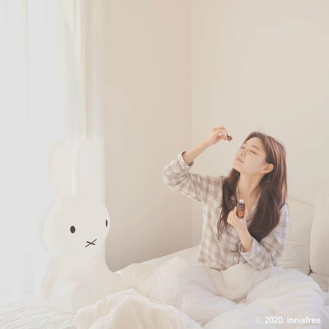 innisfree official (이니스프리) さんのインスタグラム写真 - (innisfree official (이니스프리) Instagram)「바쁜 하루 끝에 톡톡🌙 하루 종일 수고한 피부를 위해 #블랙티앰플 로 오늘 쌓인 피부 피로 리셋 :) ⠀ Dab it on at the end of a busy day🌙 RESET signs of skin fatigue right after a long day with #BlackTeaAmpoule :)」9月21日 15時32分 - innisfreeofficial
