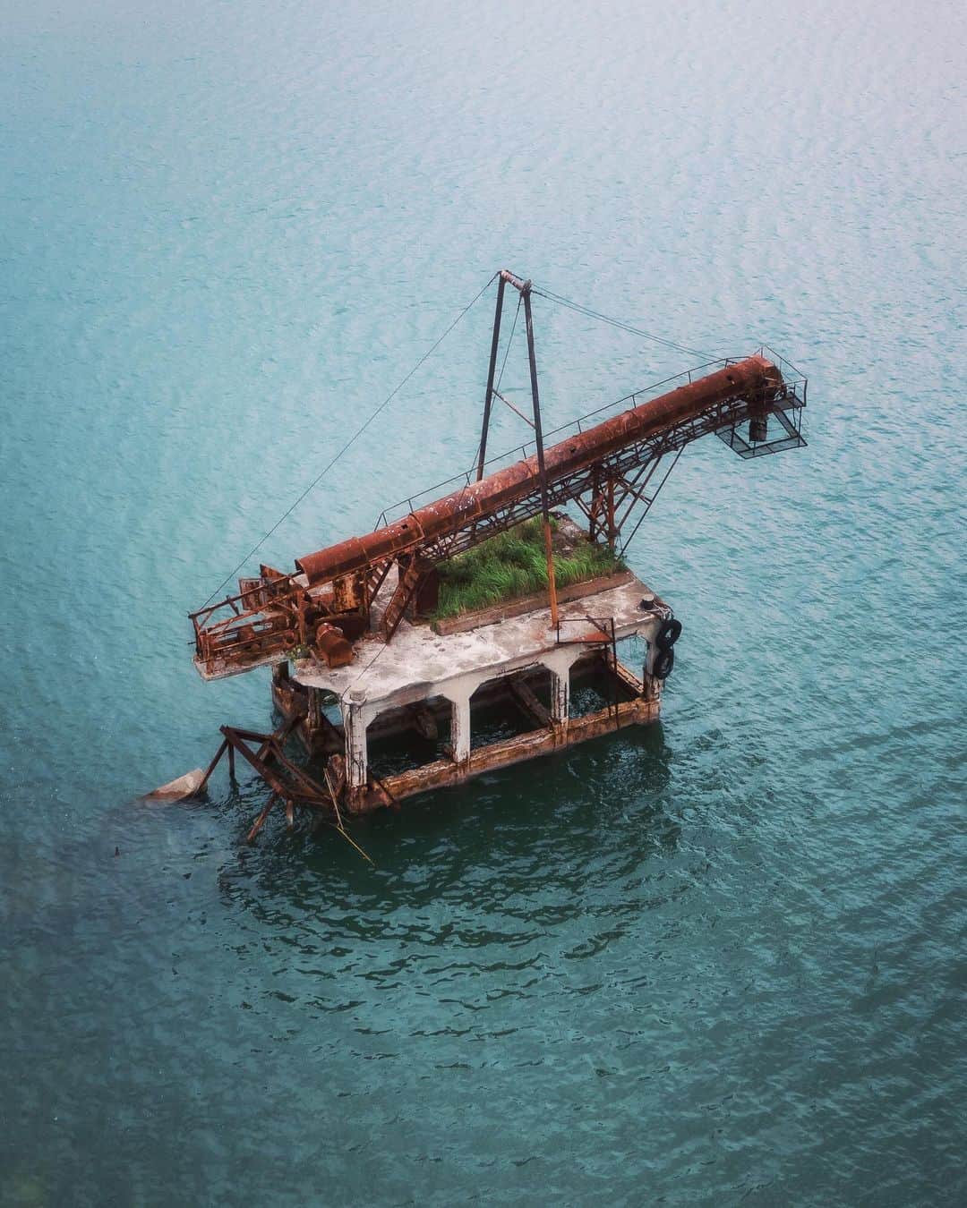 啝 （わ）のインスタグラム：「Abandoned Crane on the Shore 𓆲 𓆲 𓆲 #droneoftheday #djimavicpro #djiglobal #drone #dronephotography #dronestagram #dji #topdronephotos #fromwhereidrone #wedroneasia #droneosoar #skyhilife  #japan_urbex #JJ_URBEX #made_in_decay #kf_urbandonedmasks #KINGS_ABANDONED #m3xtures #Meistershots #moodygrams #nature_takes_over #natures_reclaim #ominous_perfection #pr0ject_uno #rsa_preciousjunk #savethedecay #sfx_decay」