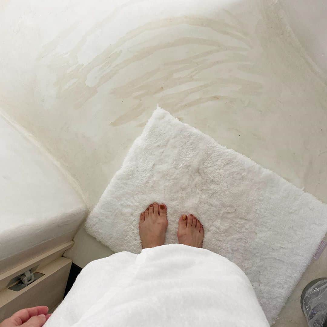 黒田りささんのインスタグラム写真 - (黒田りさInstagram)「🧖‍♀️ . 2回目のらかんの湯は スカパーの旅チャンネル "九州女子温泉旅"の撮影でした✨ . このサウナが かわいくてかわいくて、、 ときめきノンストップ🥺💞 . サウナストーンの上にのせる カクテルボールがカラフルでかわいい！ アロマの香りで癒されたなあ🌿  サウナのイメージ変わって、 ずっと入ってたくなるほど きゅんとしたサウナでした🧖‍♀️💘 . もちろん温泉も最高でした✨ お日様サンサンの中、 みんな汗だくで足の裏あちちって言いながら 撮影して笑ったなあ🌞✨ . . 九州女子温泉旅　武雄編は 10月放送予定です！♨️ . . #武雄温泉#らかんの湯#御船山楽園#御船山楽園ホテル#九州女子温泉旅#温泉#温泉旅#九州温泉#サウナ#サウナ女子#サウナシュラン#サウナシュラン2019」9月21日 15時28分 - kurorisa_14