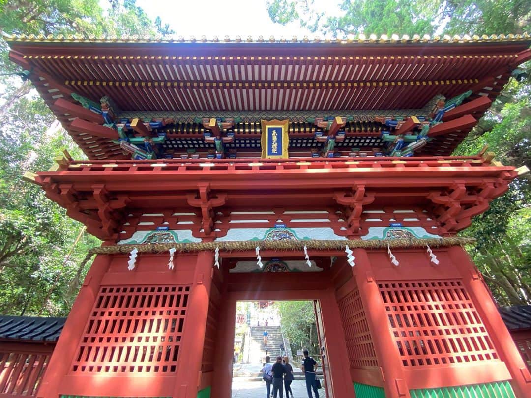 中村紀洋のインスタグラム：「. . 今日は完全オフ日. 家族で久能山東照宮へ 行ってきました。 . 1159段の階段で汗だくになりました。 . 子供たちが大きくなるとなかなか. 家族で出かけることが 難しくなります。 . コロナの影響もあるので　県外にも行きにくいですが、静岡県は広いので　これからも 時間作って. あちこち行ってみたいと思います。  . . #久能山東照宮  #静岡県  #家族  #ファミリー  #family  #階段」
