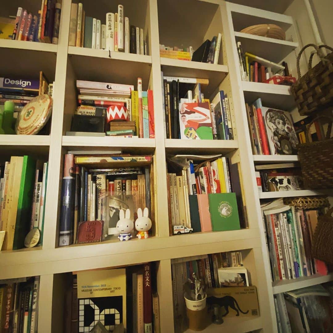 ヒグチユウコさんのインスタグラム写真 - (ヒグチユウコInstagram)「#穂村弘　さんちの楽しい本棚。こっそり持って帰りたいものがたくさん入ってる。」9月21日 15時35分 - yukohiguchi3