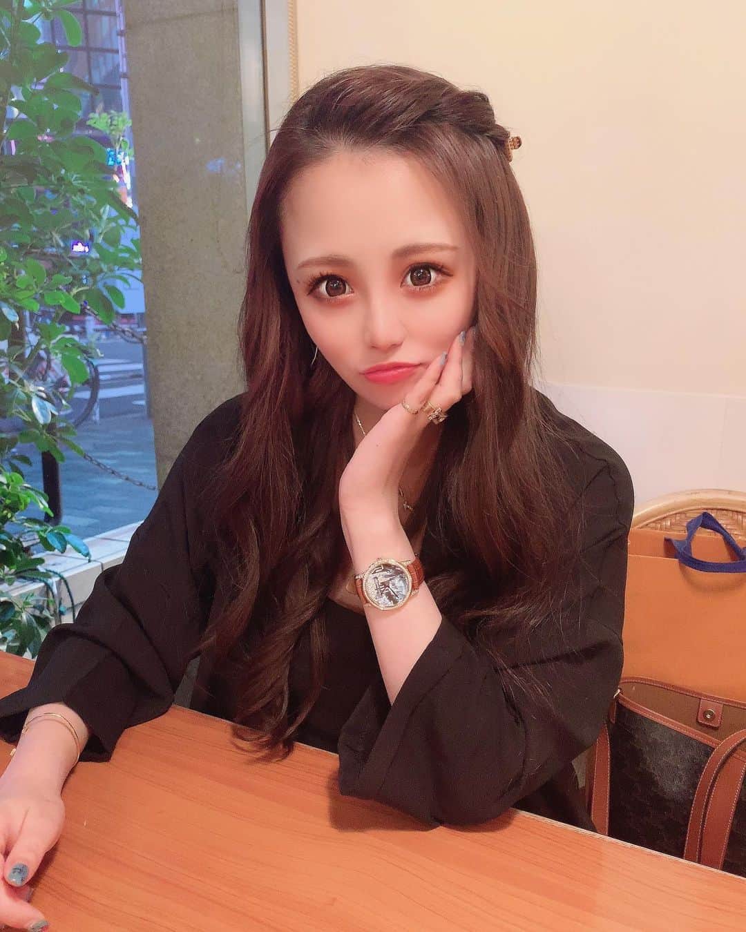 のインスタグラム：「三連休最高ー🙈💕💭  ずっと映画みてゴロゴロ🥰 買い物いきたいなぁああ  #連休#休日#カラコン#メイク#シールエクステ#キャバ嬢#リュアーグ#HARRY WINSTON#」