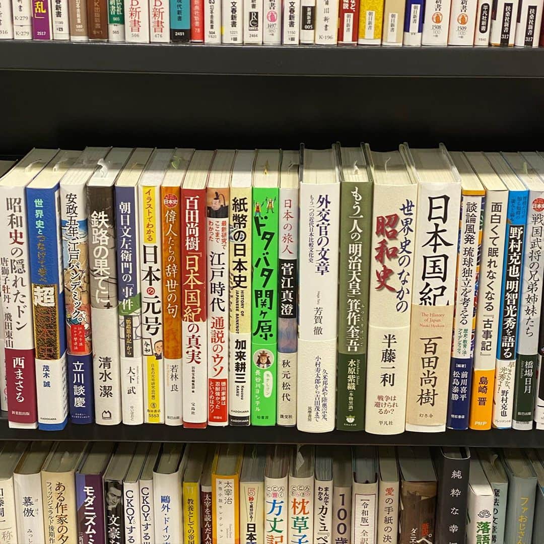 のインスタグラム：「本屋があったら、必ず自分の本を探す人🏯」
