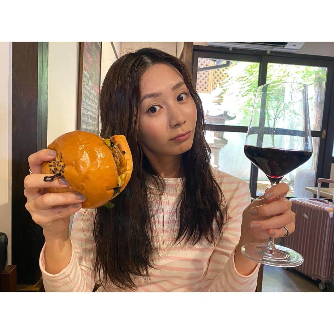 篠原真衣さんのインスタグラム写真 - (篠原真衣Instagram)「. . わさびがとにかく好きな私は、 "わさびバーガー"の名前に誘惑されて参上♡ . 口の中でふんわり漂うわさびの香り♡ わかめ、九条ネギ。 珍しい組み合わせが面白かったなぁ。 そしてハンバーガーと赤ワイン。 いいねぇ。 . お刺身も醤油と言うよりワサビをたっぷりつけて食べるのが好き。 . わさび愛好家的には 丸々一本すり下ろして挟んで貰っても良いくらいでした🙈 . アイラブわさび！ . . #わさびラバー」9月21日 15時44分 - shinomai425