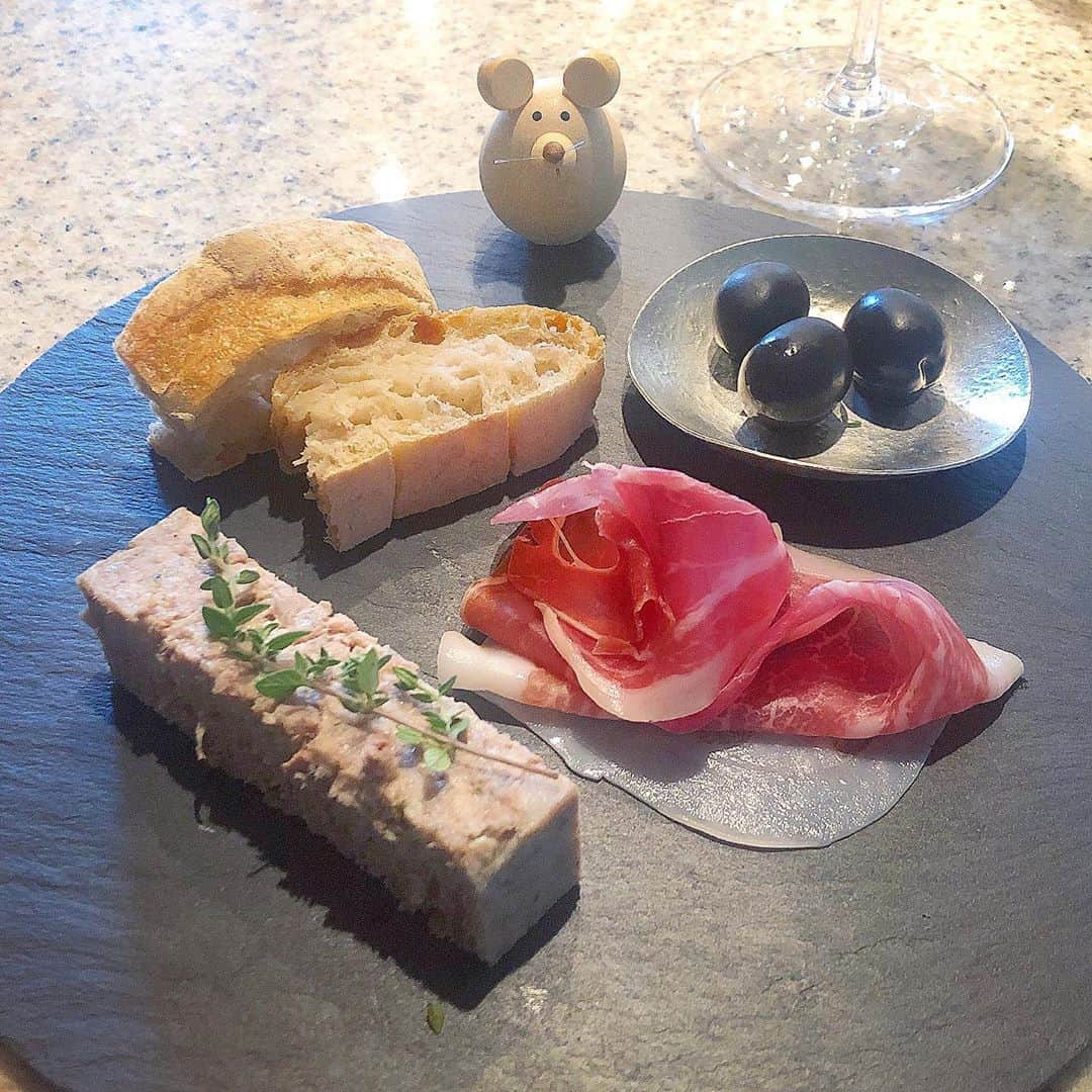 榊山敬代のインスタグラム：「🌿🥖🥩🍸🍁… ・ 今年マイブームになりそうな シュワシュワセットシリーズ  日曜日は涼しかったので 窓を全開にして秋の気配 と秋の虫さんをBGMにて 軽井沢気分でひとやすみ  プロシュートも色々なお店の商品を 探して試してみてこちらに安定の巻  １枚ずつフィルムが付いてるタイプで 丁寧な包装は衛生的にてリピート決定  ところで昨夜は21時には寝室に到着で こんなにも早く眠るのは久しぶりにて 過去最高に健康的な生活リズムのとき  😪⏰…  最近朝時間に新しい習慣 取り入れてみたのだけど  明日の朝が楽しみになるという 新しいルーティーンがうまれて  このような気のもちようへとなる 感覚は大切だなぁと感じるこの頃  日々のちょっとした工夫は 未来へのたのしみにしたい  さて今夜は夕食遅くなりそうなので 調べものしながらおつまみ制作作戦 ・ ・　 #おうち大好き #enjoyhome ・ ・  ・ ・ #秋 #Autumn #食欲の秋 #ブランチ #brunch#ランチ #lunch # #おつまみ #お肉 #meat #pork #豚肉 #プロシュート #prosciutto #brut #しゅわしゅわ#wine #vegetable #bread# sawamura #Baguette  #オリーブ #blackolive #artist #kitchen #cooking #日本画家 の #お料理こんなもん」