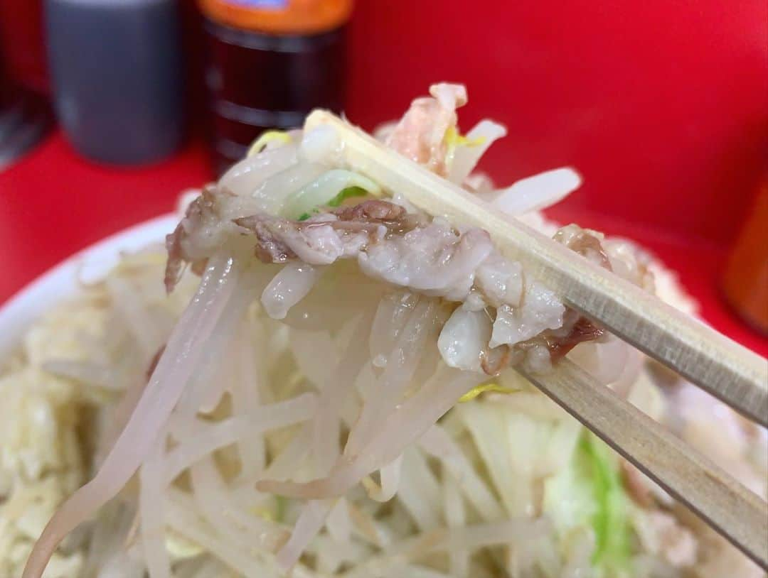 SUSURUさんのインスタグラム写真 - (SUSURUInstagram)「ラーメン二郎 大宮公園駅前店 小ラーメン、ニンニクアブラショウガ 6月にオープンした大宮二郎へ初訪問🎉 閉店間際に行ったので行列少なめ、スムーズな入店！ トッピングにショウガがあったので迷わず注文。 あっさりスッキリ、優しく豚の旨味が広がる非乳化スープとモッチリ食感の平打ち太麺のコンビネーションでウマ宮😍 最近ハマっているショウガでスープにさらなる爽やかさとスッキリ感がプラスされ、最後まで美味しくいただきました🍥 隣で食べてた高校生くらいの子たちが二郎初めて感あって可愛かったです。 #susuru_tv #ラーメン二郎大宮公園駅前店　#ラーメン二郎 #小ラーメン #ニンニクアブラショウガ #うまい  #ラーメン #らーめん #ramen #ラーメン部 #ramennoodles #毎日ラーメン生活 #麺スタグラム #japaneseramen #japanramen #foodstagram #foodie #noodles #instanoodle #instaramen #instafood #susururecommended #二郎 #大宮ラーメン #埼玉ラーメン」9月21日 15時53分 - susuru_tv