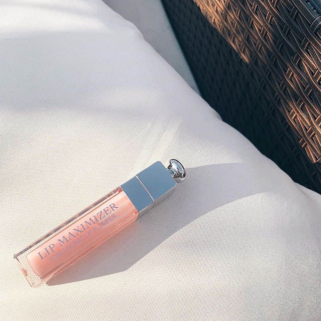 tomoko arimaのインスタグラム：「@diormakeup . 誕生日にもらったリップがもったいなくてずっと使えなくて 袋ごと飾ってたんだけど今日から解禁♡ . ずーっとなかよくしてくれてありがとう！ 妹みたいな子供みたいな友達みたいな子 @yuri.m.810 . . 何故かプレゼントとか嬉しかった物ってなかなか使えない💭 同じ人いるかな？ . #dior #lipgloss #primer」