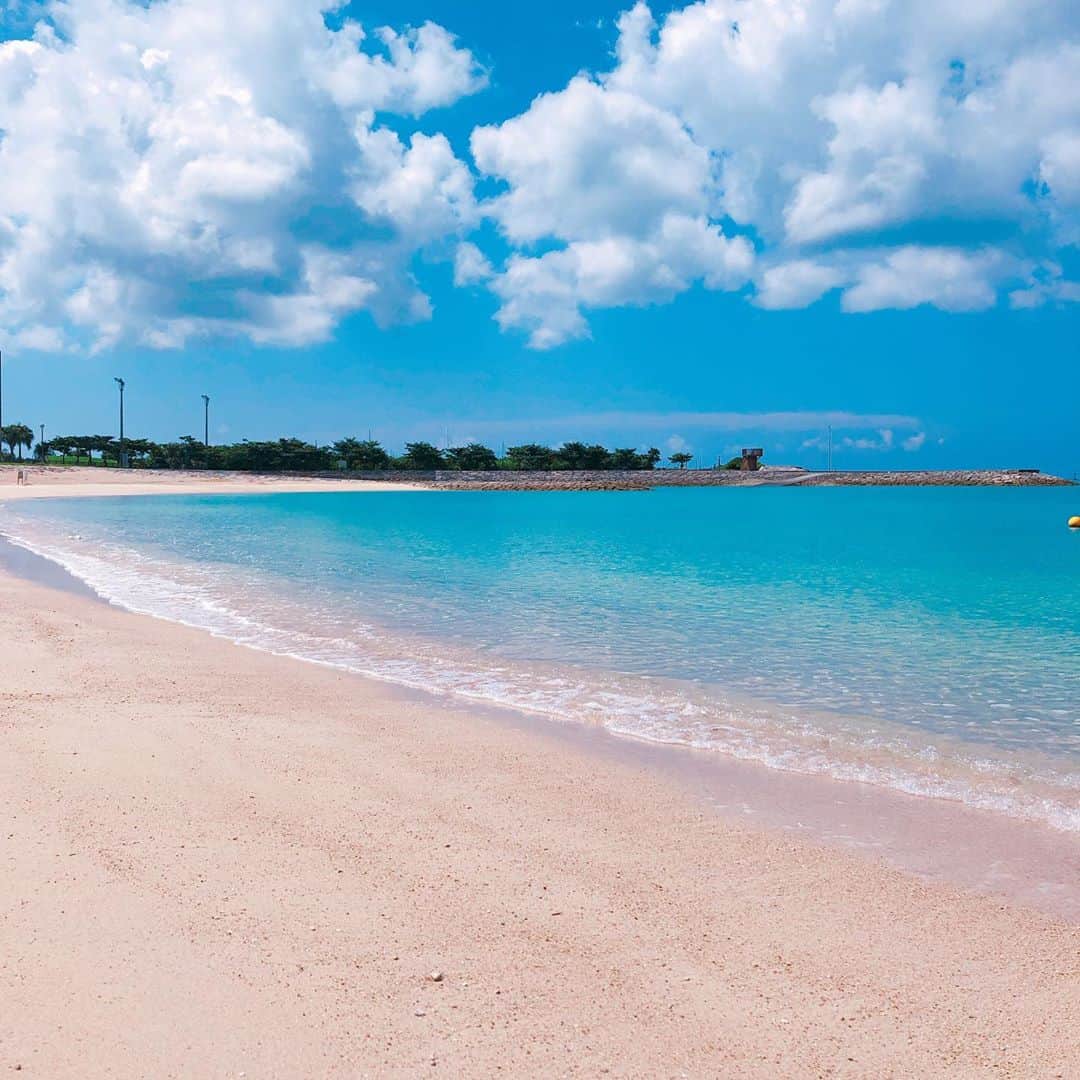 サザンビーチホテル＆リゾート沖縄さんのインスタグラム写真 - (サザンビーチホテル＆リゾート沖縄Instagram)「. ホテル目の前の美しいビーチ、 「美々ビーチいとまん」☀️  深さによって、 アクアブルーやミントブルーに見えるグラデーションは、呼吸とともに澄んだ心へ導いてくれます🏖  遊泳は海開き〜10月末まで可能で、 その他マリンアクティビティも遊泳期間中に楽しめます。  朝夕の散歩にも、目と心を癒してくれますので、自然のパワーをぜひ存分に感じてください😊 . . . Beautiful beach in front of the hotel. "Bibi Beach Itoman "☀️  Depending on the depth The gradation of aqua and mint blue appears to be a gradation of aqua blue and mint blue, leading you to a clearer mind as you breathe. . . #サザンビーチホテル #糸満贅沢リゾート #沖縄 #沖縄旅行 #糸満  #南国リゾート #沖縄好きな人と繋がりたい #美々ビーチ #southernbeachhotel #okinawa #okinawatrip  #itoman #loves_okinawa #okinawalife #서던비치호텔 #오키나와 #오키나와여행 #海 #夏 #ビーチ #sea #ocean #summer #beach #바다 #여름 #해변 #Photooftheday #picoftheday #일상」9月21日 15時59分 - southernbeachokinawa