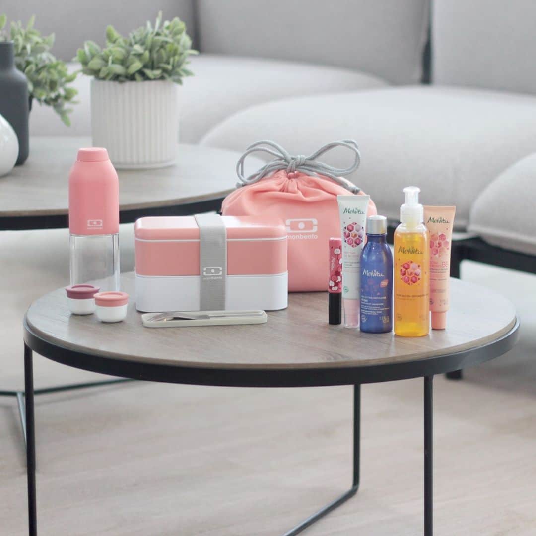Melvita Officialのインスタグラム：「💧 JEU CONCOURS TERMINÉ💧 Félicitations à @anais.drch   Pour une peau hydratée à 100%, nous nous associons à @monbento, la marque française qui réinvente votre repas nomade et simplifie votre quotidien 🌿  A cette occasion, tentez de gagner un lot inédit d’une valeur de 185€ !  1 Set complet monbento coloris Flamingo :  - 1 Bento MB Original  - 1 Sac de transport MB Pochette  - 1 Bouteille MB Positive  - 1 Set de couverts MB Pocket – gris coton  - des récipients à sauce MB Temple S – Flamingo + Blush   1 routine hydratation à la rose complète  - 1 Soin de Jour hydratation 48h Nectar de Roses  - 1 Eau Extraordinaire de Roses  - 1 Huile lactée Démaquillante Nectar de Roses  - 1 BB Crème Nectar de Roses  - 1 Huile sublimante pour les lèvres  Pour participer, rien de plus simple :  👍 Suivez les comptes @melvitaofficial et @monbento  ❤ Likez ce post 💬 Commentez la publication en invitant 2 ami(e)s à participer  Concours ouvert à la France Métropolitaine : fin du concours le 27 septembre inclus. Une seule participation par foyer. Seront exclus les comptes concours, merci   Alors n’attendez plus et tentez votre chance !🍀  #melvita #monbento #partenariat #jeuconcours #nectarderoses #gogreen #mapeauauvert #rose #hydratationintense #cosmetiquebio #cosmetiquenaturelle #cleanbeauty #environnement」