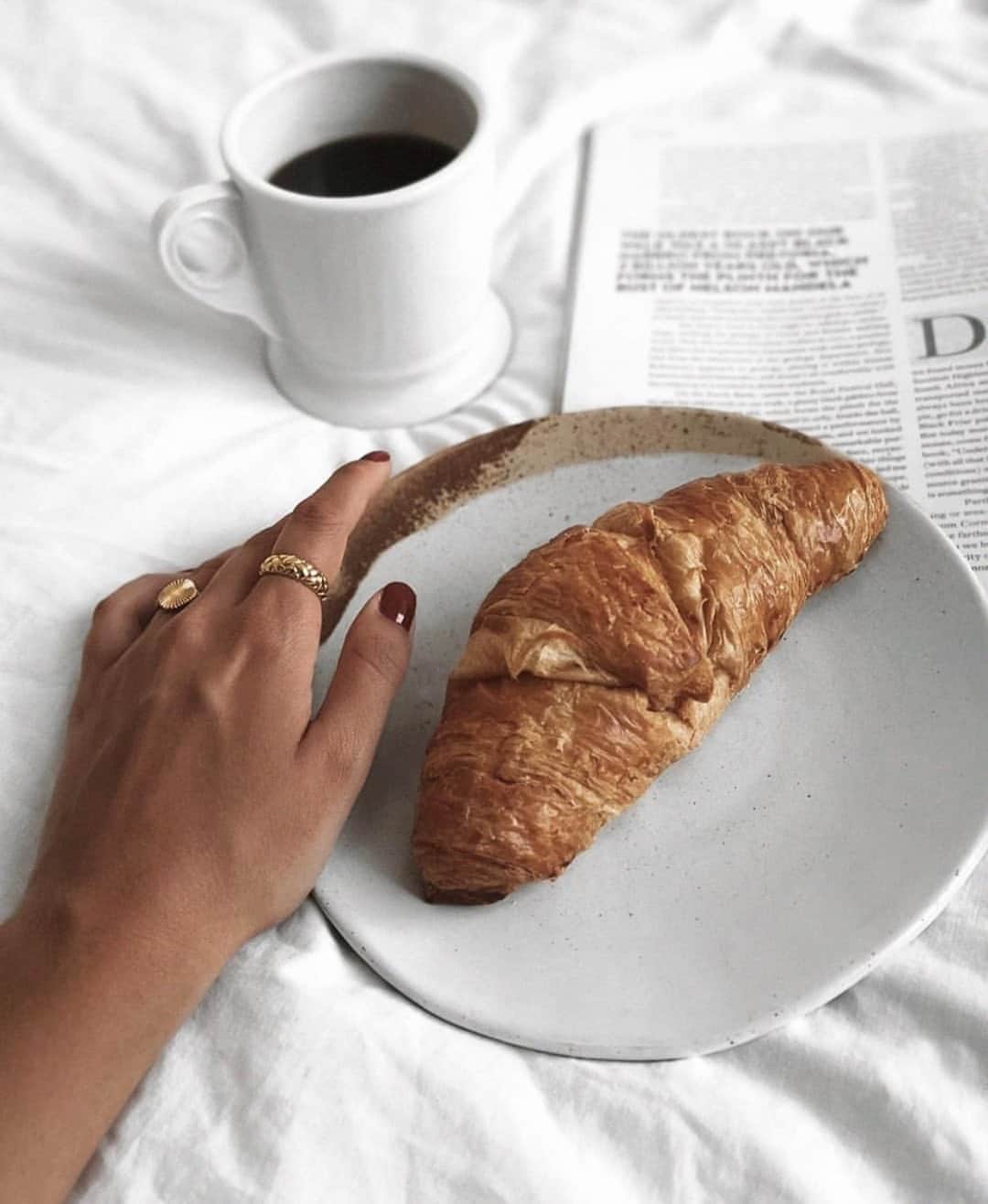 のインスタグラム：「Risking coffee on white sheets because "Breakfast is everything" ☕️ - Holly Golightly ⁠#oreliajewellery」