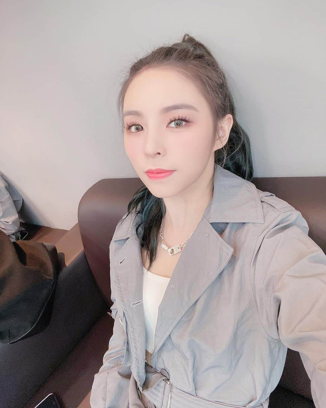 CLCのインスタグラム：「[#ELKIE] 막방기념 미공개 셀카 공개하기❤️ 퀴즈:이 날은 무슨 음악 방송 한 날이었죠? 모르시는 분들은 지금부터 5분동안 잠시 반성?이 아닌!! 찾아볼 시간을 드릴게요ㅎㅎ 오늘 하루도 잘 보내시고 이따 아이돌 라이브 TV에서 만나요~~💗 #엘키 #CLC #씨엘씨 #CLC_HELICOPTER」