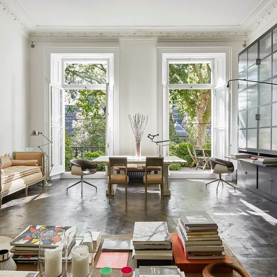 The Modern Houseさんのインスタグラム写真 - (The Modern HouseInstagram)「#forsale Courtfield Gardens: a Kensington apartment with soaring ceilings and generous south-facing French windows. Follow the link in our bio for the sales listing.」9月21日 16時09分 - themodernhouse