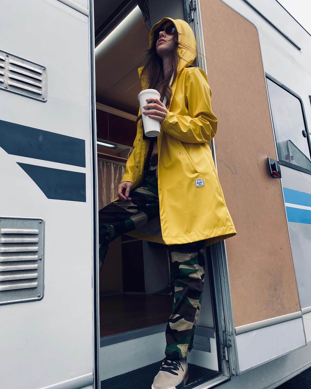 Ozge Gurelのインスタグラム：「🍁🍁」