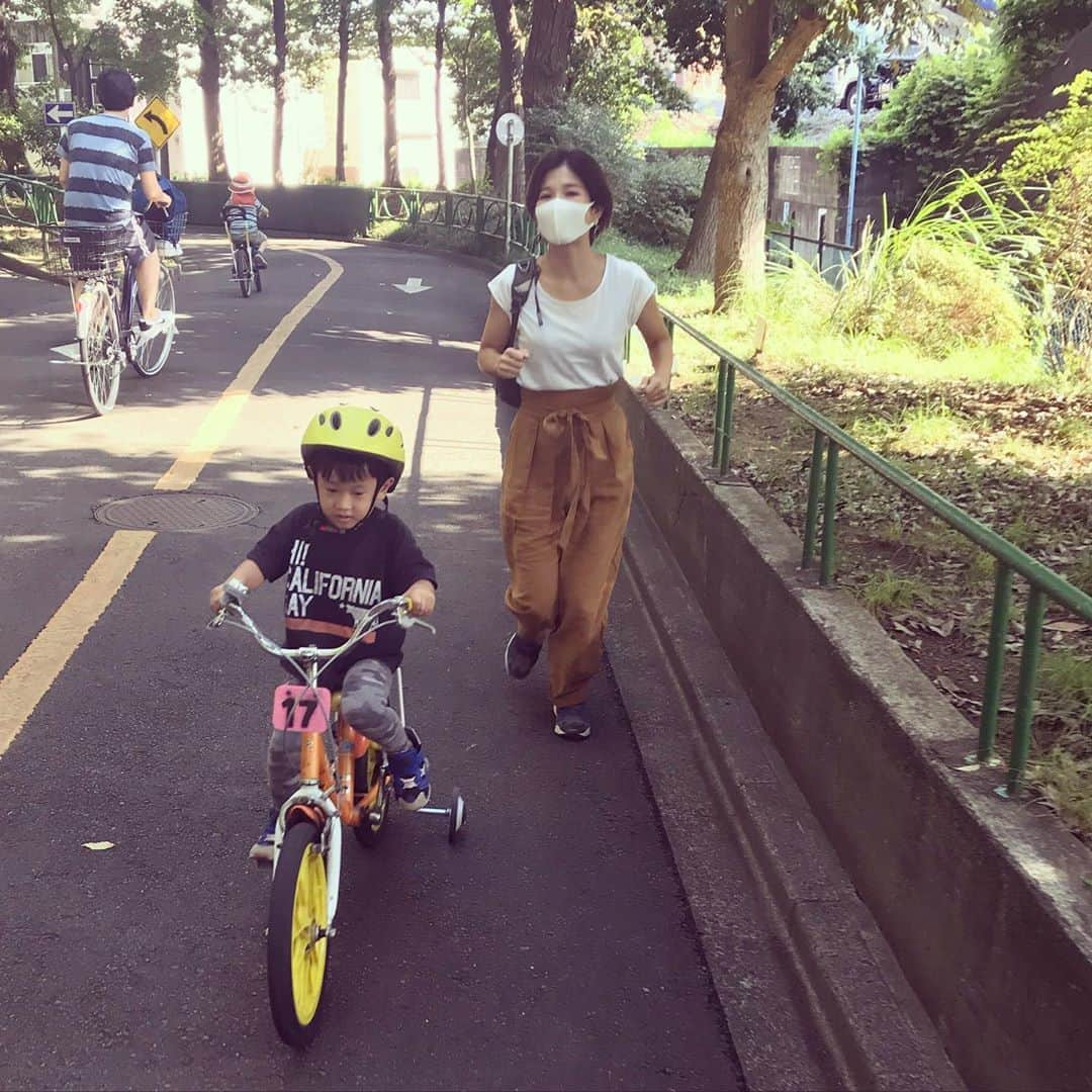 小西ゆりなさんのインスタグラム写真 - (小西ゆりなInstagram)「今日も母は走ります🏃‍♀️💨 #男の子ママ #3歳男の子 #もうすぐ4歳 #年少さん #自転車練習 #杉並児童交通公園 #公園コーデ #bycicle #走ります #instagram」9月21日 16時20分 - yurina_konishi