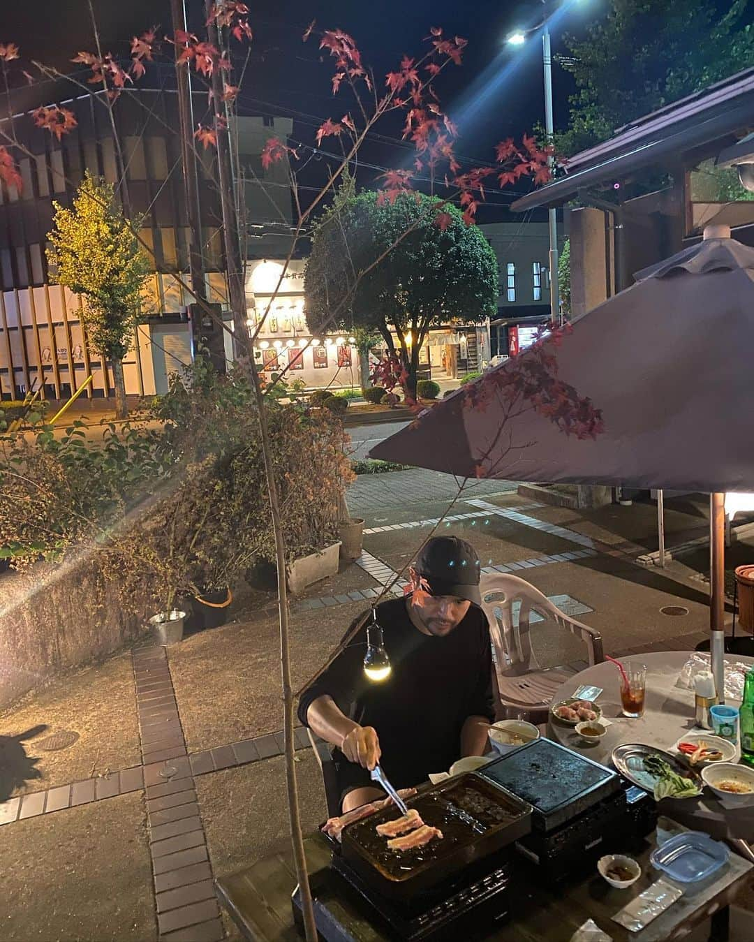 ニッチロー'さんのインスタグラム写真 - (ニッチロー'Instagram)「またしても【すずり焼肉】  醤油にミックススパイスを入れて後は豚バラから出た脂が入ればタレは完成！  ご飯が止まらないw  これは病みつきになるわ〜  タレが煮詰まってきたら煎り酒を入れる  また違った味わいになります！  鶏胸肉は溶岩プレートで焼くとしっとりと焼けて美味しい！  すずり鉄板の販売はしておらず、すずり焼肉を食べられるお店もありません  だからこそ食べられる機会は貴重！  あー今日も食べたい🥩  #すずり焼肉 #硯yakiniku #すずり鉄板 #すずるのかぃ？ #すずるんです！ #焼肉 #飯田焼肉 #日本一の焼肉の街  #飯田市 #飯田焼肉大使 #ニッチロー' #ニックロー #ニッチ飯 #飯田市グルメ #飯田魂 #yakiniku #yakinikucity #iidacity」9月21日 16時20分 - nicchiro5.1