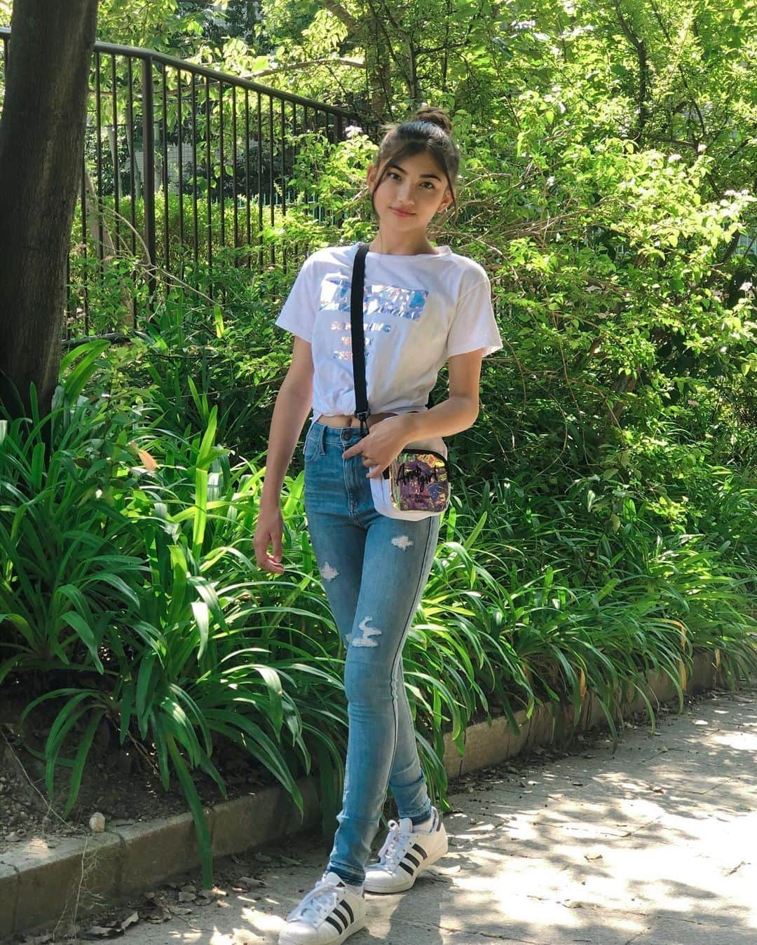 りりあさんのインスタグラム写真 - (りりあInstagram)「morning walk  #朝のお散歩 #morningwalk #ootd #anapgirl #オーロラT #denimjeans #denimfashion #updos #カジュアルスタイル」9月21日 7時41分 - lilliakarina